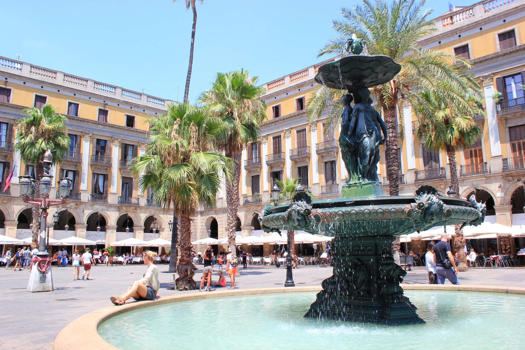 Die Placa Reial in Barcelona mit dem Springbrunnen