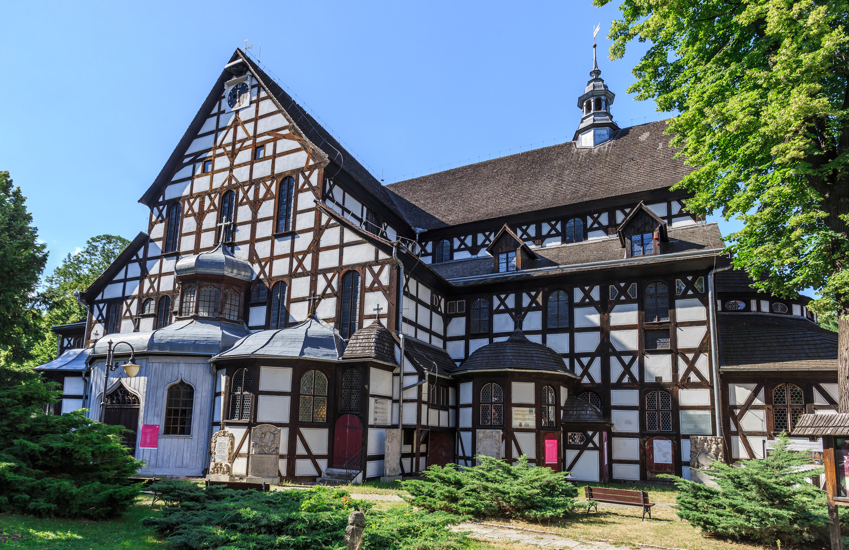 widnica - Koci Pokoju, wybudowany na mocy  traktatu westfalskiego,koczcego wojn trzydziestoletni. Od 2001 roku na licie dziedzictwa UNESCO. Najwikszy w Europie koci szachulcowy