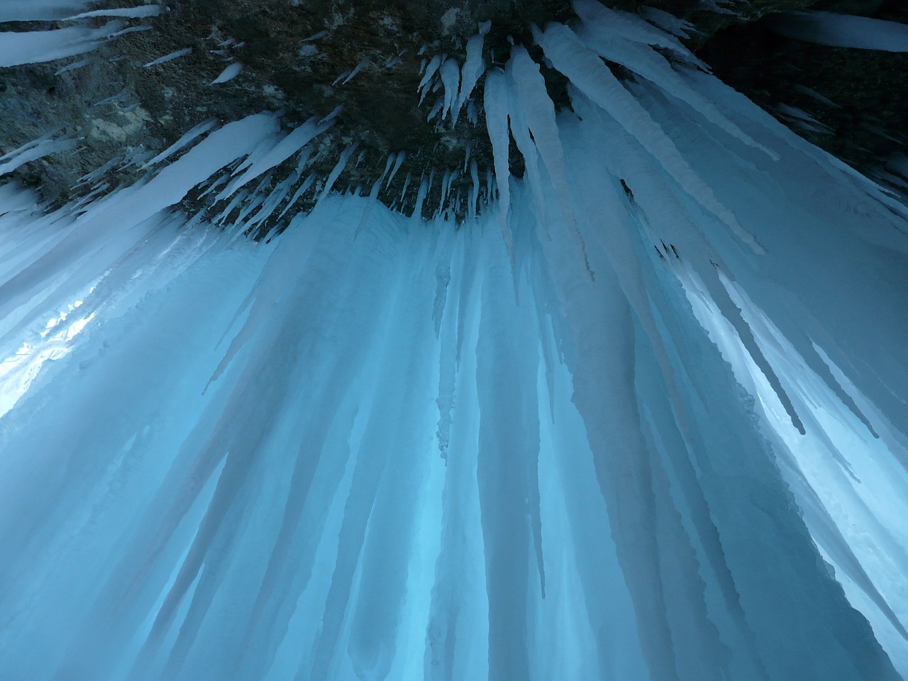ice-curtain-16558_1280